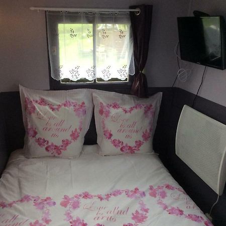Bed and Breakfast Les Roulottes Des Songes De L'Authie Boufflers Exterior foto